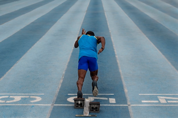 Atleta en la línea de salida en el estadio