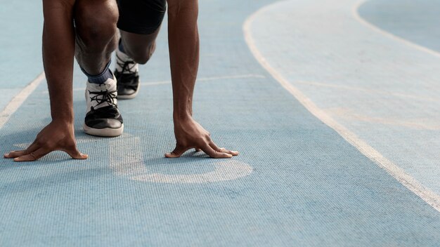 Atleta en la línea de salida en el estadio