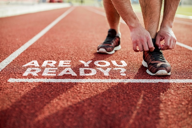 Foto gratuita atleta listo para correr con el mensaje ¿estás listo?