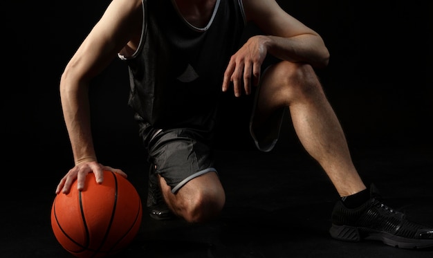 Atleta Masculino con baloncesto posando