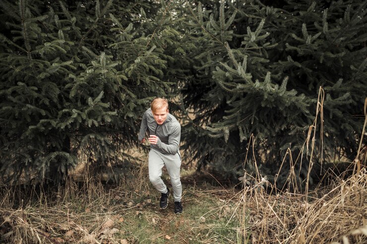 Foto gratuito atleta masculino corriendo en el bosque