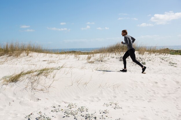 Atleta Masculino corriendo en la playa