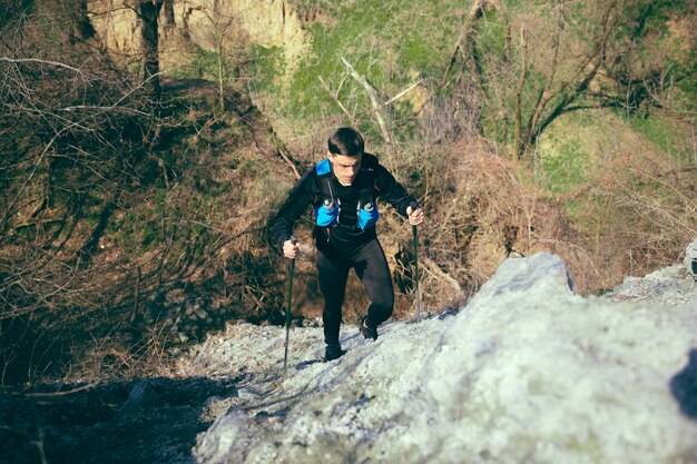 Atleta masculino en forma caminando al aire libre en la naturaleza