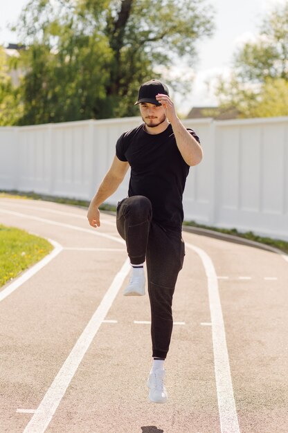 Atleta masculino haciendo entrenamiento físico. Entrenamiento fuera del gimnasio.