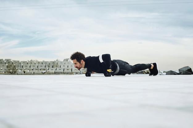 Atleta Masculino haciendo flexiones fuera