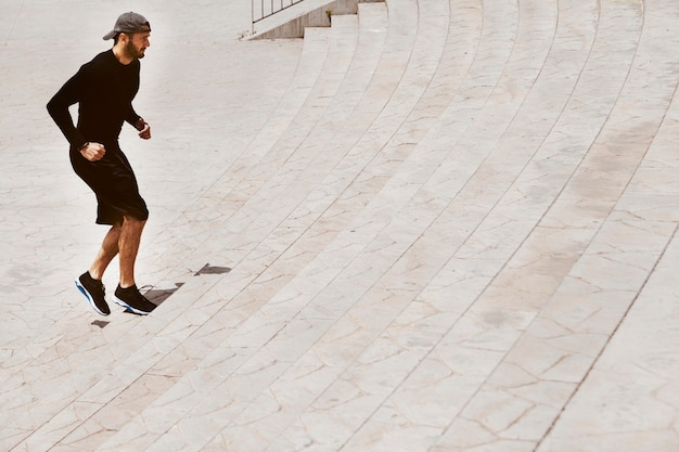 Foto gratuita atleta masculino joven que ejercita en las escaleras