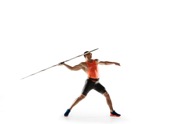 Atleta Masculino practicando lanzamiento de jabalina en estudio blanco.