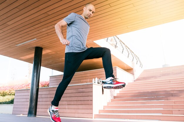 Atleta masculino sano que hace entrenamiento de la aptitud