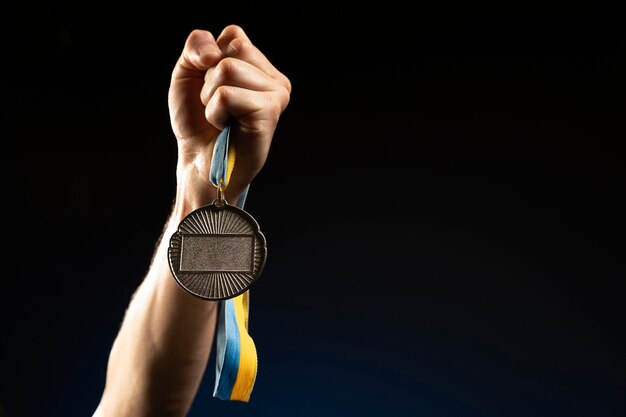 Atleta masculino sosteniendo una medalla