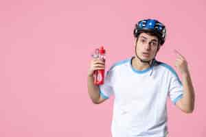 Foto gratuita atleta masculino de vista frontal en ropa deportiva con casco y botella de agua