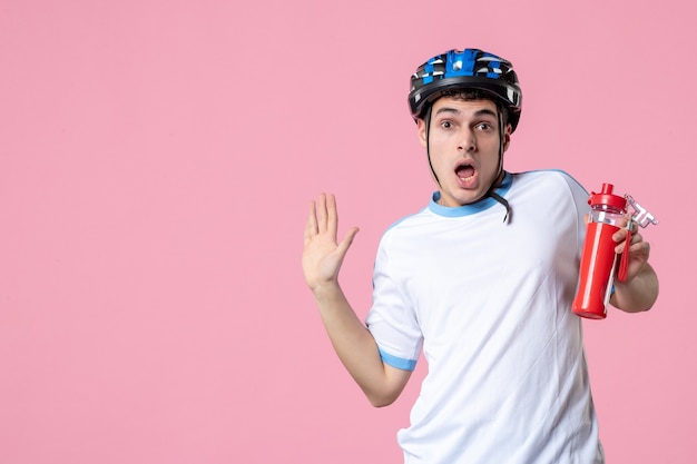 Foto gratuita atleta masculino de vista frontal en ropa deportiva con casco y botella de agua