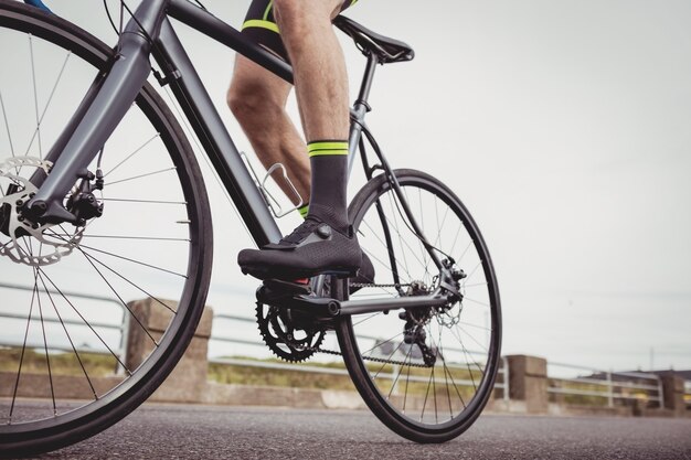 Atleta montando su bicicleta