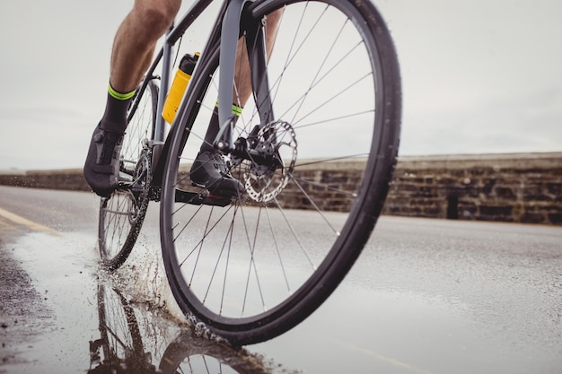 Foto gratuita atleta montando su bicicleta