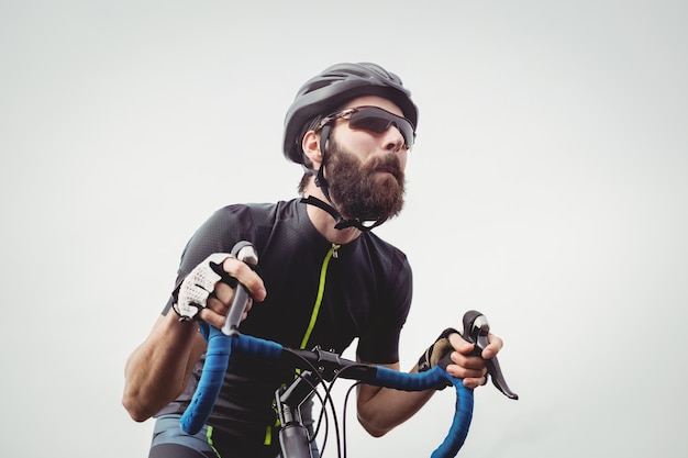 Foto gratuita atleta montando su bicicleta