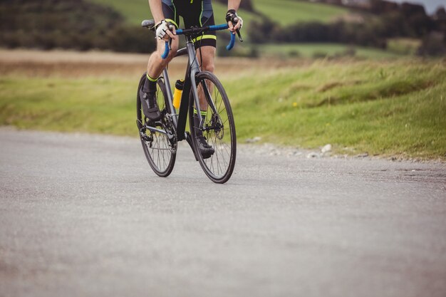 Atleta montando su bicicleta