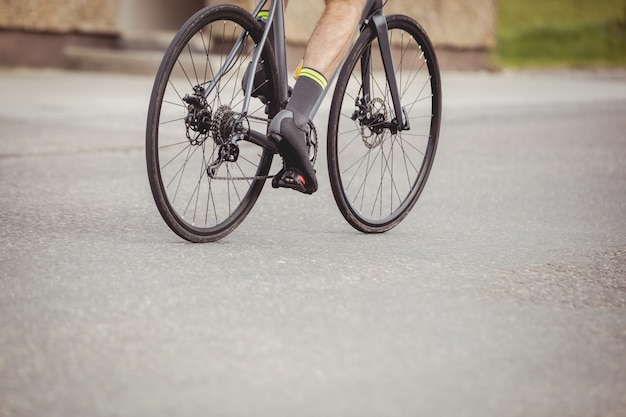 Atleta montando su bicicleta