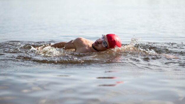 Atleta nadando en el lago