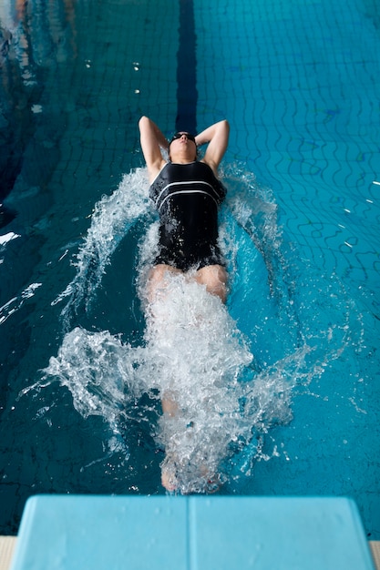 Atleta nadando en piscina full shot