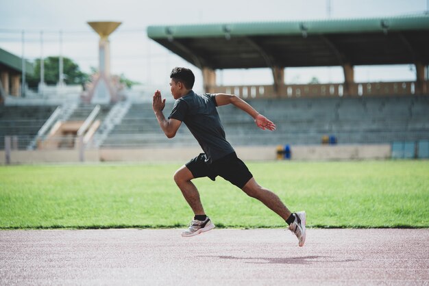 atleta de pie en una pista de atletismo para todo clima