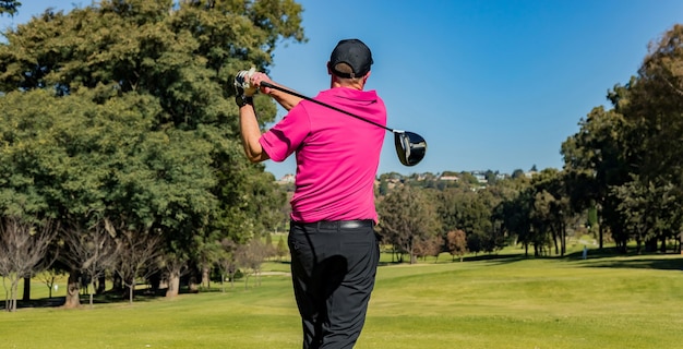 Atleta profesional jugando al golf en un día cálido y soleado