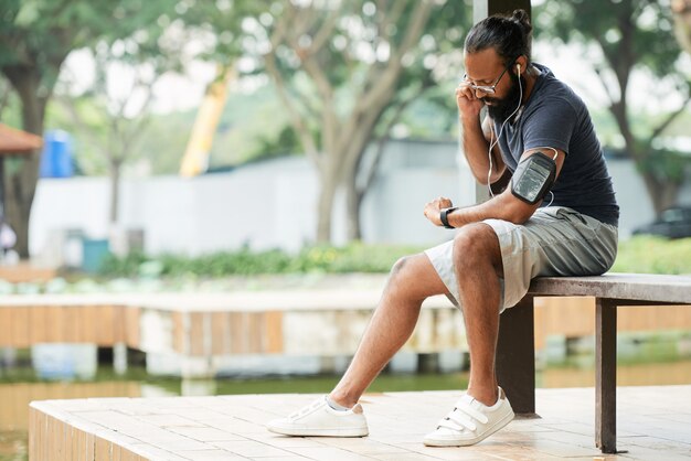 Atleta que mide la frecuencia cardíaca