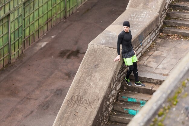 Atleta relajando en escaleras de cemento