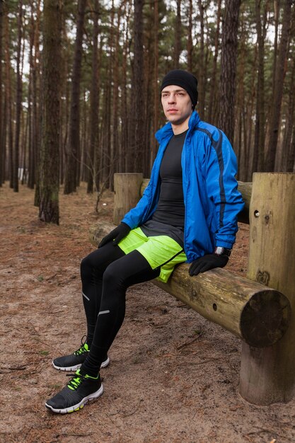 Atleta sentado en bosque