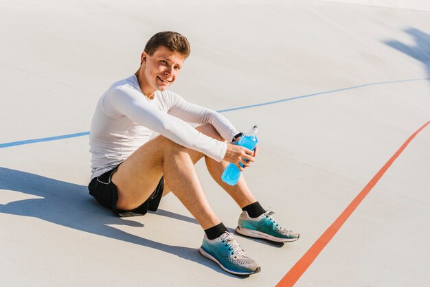 Atleta sentado frente a la cámara.