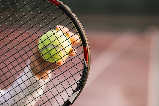 Foto gratuita atleta sosteniendo una raqueta y una pelota