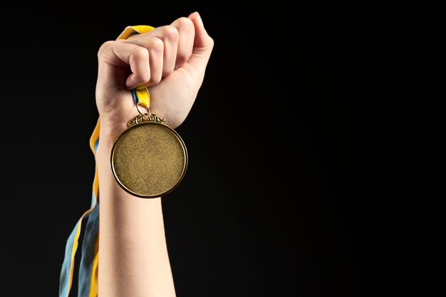 Atleta sujetando medalla de oro