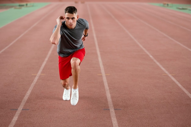 Atleta de tiro completo corriendo