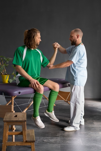 Atleta de tiro completo haciendo fisioterapia