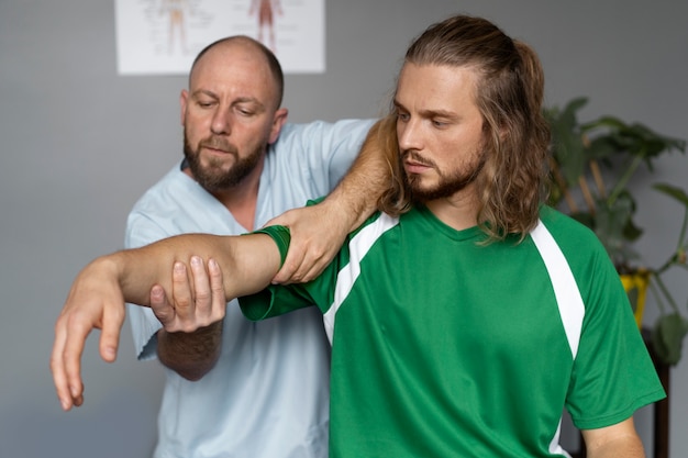 Atleta de tiro medio en cita de fisioterapia