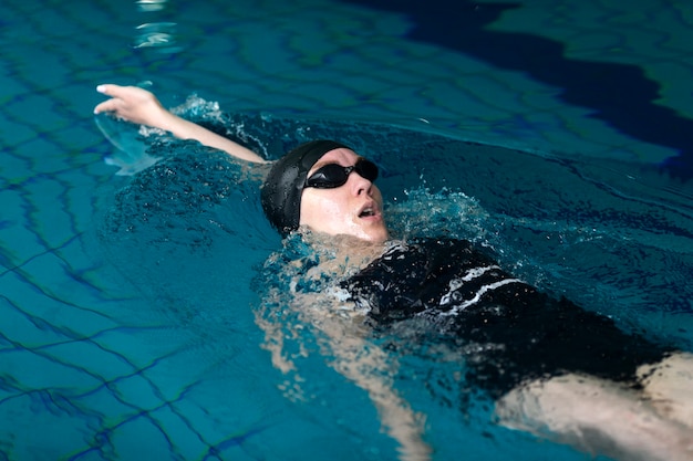 Atleta de tiro medio nadando