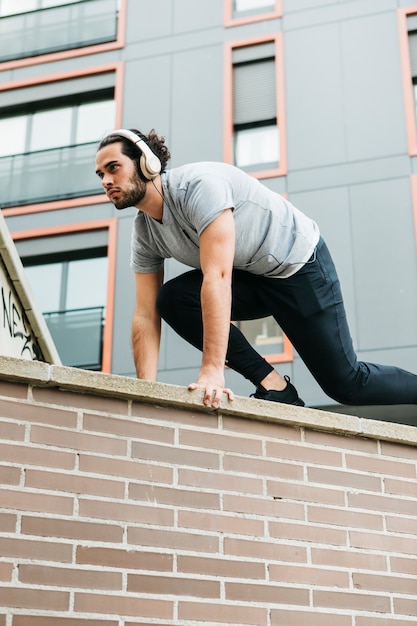 Foto gratuita atleta urbano en muro