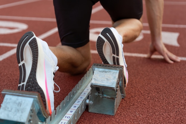 Foto gratuita atleta de vista trasera en la línea de salida