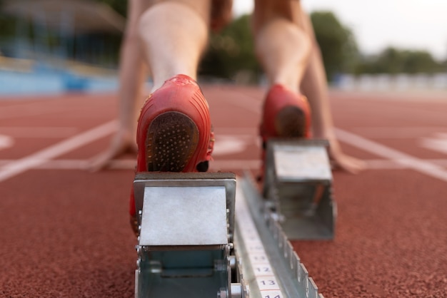 Atleta de vista trasera en la línea de salida