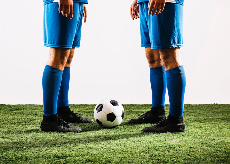 Foto gratuito los atletas de cultivos cerca del balón de fútbol