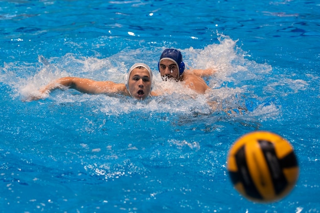 Foto gratuita atletas jugando waterpolo en la piscina