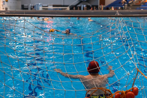 Atletas jugando waterpolo en la piscina