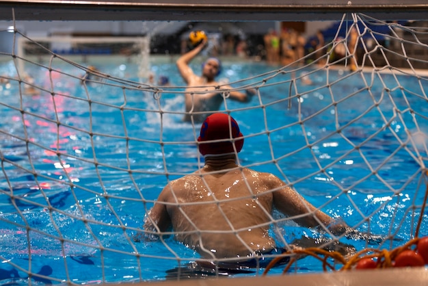 Foto gratuita atletas jugando waterpolo en la piscina