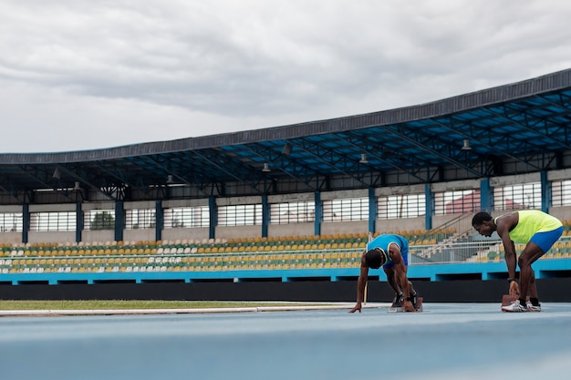 Atletas en la línea de salida en el estadio