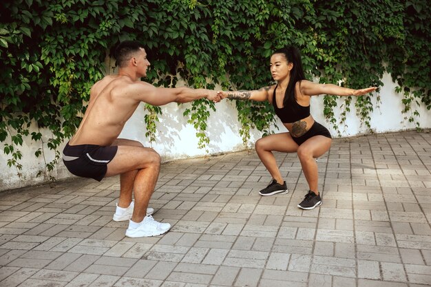 Atletas musculosos haciendo ejercicio en el parque.