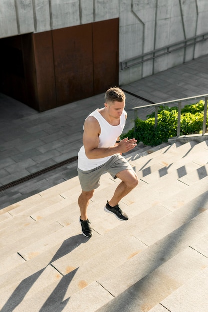 Atlético hombre corriendo en las escaleras