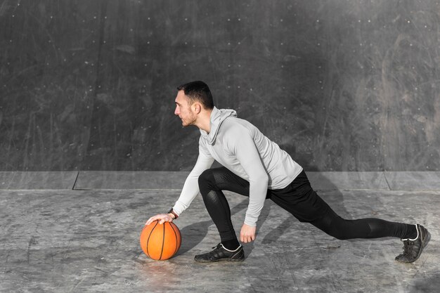 Atlético hombre preparándose para correr con una pelota