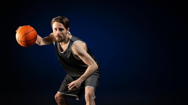 Atlético hombre sosteniendo una pelota de baloncesto