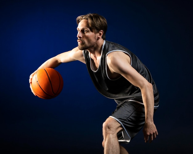 Atlético hombre sosteniendo una pelota de baloncesto