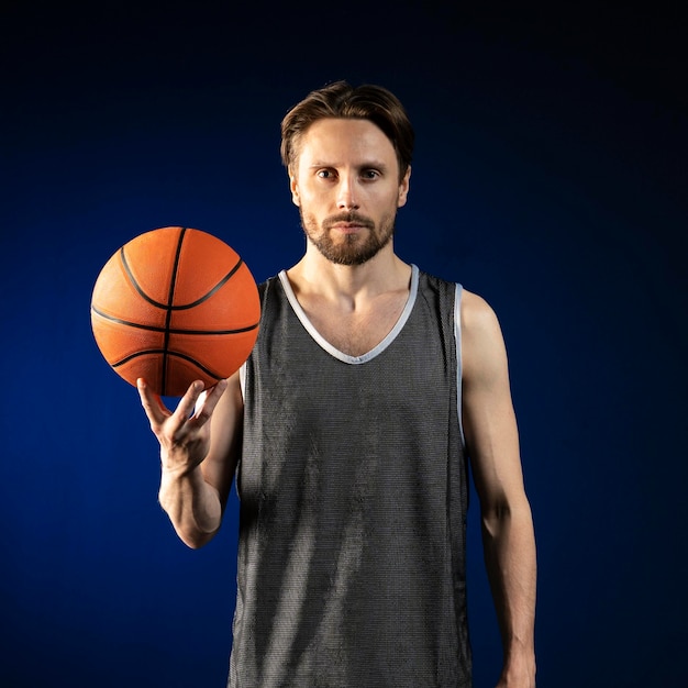 Atlético hombre sosteniendo una pelota de baloncesto