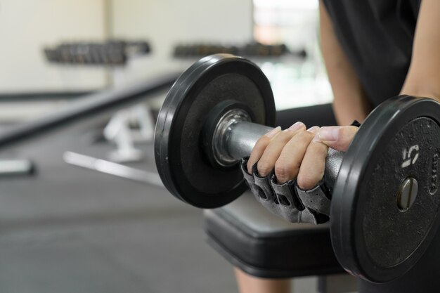 Atlético, joven, mujer, hacer, gimnasio, entrenamiento, Dumbbell