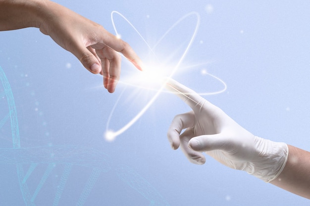 Atom biotecnología medicina nuclear con manos de científico transformación digital remix